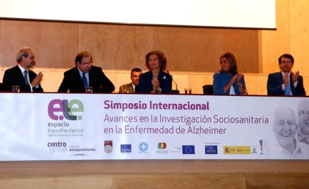 La Reina en la mesa presidencial, acompañada por la ministra de Sanidad, Servicios Sociales e Igualdad, el presidente de la Junta de Castilla y León, 
